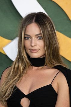 Margot Robbie Brunette, Dark Balayage, Bleach Blonde Hair, Bronde Hair, Dark Blonde Hair, Blonde Hair Inspiration, Bleach Blonde, Hair Envy