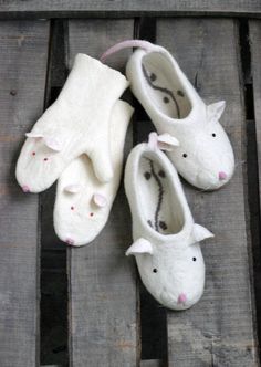 Custom white Rat slippers, personalized.Mouse / mice warm clogs slippers.White rat or mouse - 2020 Chinese lunar New Year mascot symbol.See also: white rat mittens https://www.etsy.com/listing/731011823/See all my funny animals slippers - dogs, cats, foxes, birds, dragons and other:https://www.etsy.com/shop/DarkaYarka?ref=l2-shopheader-name%C2%A7ion_id&section_id=22264967Product description:Our felt slippers are totally handcrafted of 100% pure wool with warm water, soap, love and care. The Cozy White Closed Toe Slippers, Comfortable White Winter Clogs, White Round Toe Clogs For Winter, White Comfortable Slippers For Gift, White Round Toe Slippers As Gift, White Round Toe Slippers Gift, Handmade White Slippers With Round Toe, White Rat, Felted Mittens