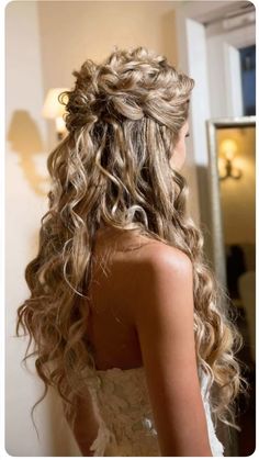 Prom Hair For Long Curly Hair, Curly Hairdo For Wedding, Textured Wedding Hairstyles, Wedding Dress With Natural Curly Hair, Very Curly Wedding Hair, Curly Hair Wedding Styles With Tiara, Curly Hair Down Styles Wedding, Formal Hair Naturally Curly, Wedding Long Curly Hair