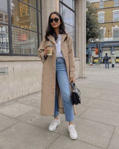 Madrid Outfits, Chicago Outfit, Trench Coat Outfit, Europe Outfits, Winter Fashion Outfits Casual, Paris Outfits, Elegante Casual, Coat Outfits, Mode Inspo