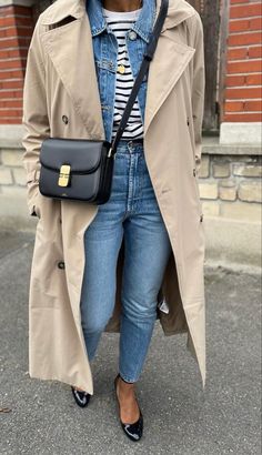 Mum Style Outfits 2023, Chic Mum Style, Trench Coat Layering Outfit, Autumn Mum Outfits, Mum Fashion 2024, Beige Trench Coat Outfit Winter, Tan Trench Coat Outfit, Long Trench Coat Outfit, Casual Trench Coat Outfit