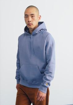 Carhartt WIP HOODED CHASE - Sweat à capuche - charm blue/gold Purple Guy, Summer Instagram, Model Beauty, Hooded Shirt, Hooded Tops, Purple Lilac, Workout Sweatshirt, Workout Hoodie