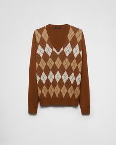 Intarsia knit Regular fit Ribbed collar Semi-raglan shoulders Ribbed cuffs and hem Logo lettering Prada Mens, Slim Fit Sweater, Latest Sweater, Camel Sweaters, Argyle Pattern, Mens Travel Bag, Mens Sweater, Burgundy Sweater, Knitwear Men