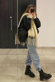 Autumn Outfit With Scarf, Snowday Outfit Winter, Staylesh Girl Winter, Longcoats Outfits, Cozy Winter Outfits Aesthetic, Cold Winter Day Outfit, University Fits, Back To University, University Outfit