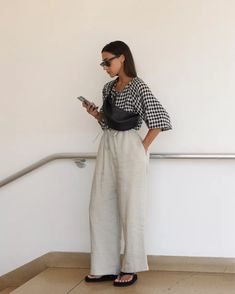 How To Wear Linen Pants, Linen Pants Outfit Ideas, White Linen Pants Outfit, Pants Outfit Ideas, Black Linen Pants, Polished Casual, Work Fits, Neutral Outfit