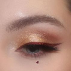 Make Up Gold, Gold Eyeliner, Maquillage On Fleek, Red Eyeliner, Gold Eye Makeup, Glitter Eye Makeup, Gold Eyeshadow