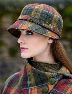 Crafted in Ireland for over 30 years, the Mucros Flapper Hat is a timeless accessory. Made of 100% wool and featuring stylish detailing, it offers a comfortable and adjustable fit for all. As one of Mucros weavers' quality woven accessories, this Irish Tweed hat is a must-have for any wardrobe. 100% Wool Pola Topi, Bone Bordado, Irish Hat, Tweed Hat, Irish Sweater, Sewing Hats, Flapper Hat, Hat Patterns To Sew, Aran Sweater