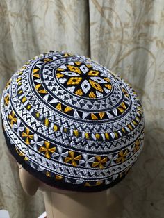 100% Best Quality Hat made from famous artisan  embroidery hat for prayer, salat Decor , fashion etc the hat use for half head ( not full head) this is tradition original of turkmen .. please see photo for use it.. size 21 inch (54 cm) noted ( see how to use for half head in photo )  can use men and women Artisan Embroidery, Muslim Cap, Hat Silk, Hat Decor, Embroidery Hat, Pretty Hats, Green Hat, Hat Embroidery, Decor Fashion