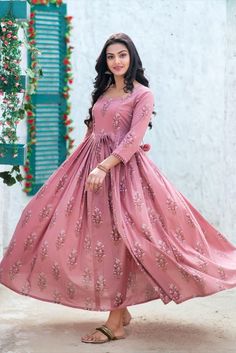 Fabrics:  Anarkali Gown . Made of PURE MASLIN With Digital Printed Work  and  Full INNER Attached. Color: Onion Pink Size :Medium 38 Inches One piece Long gown. Please message us if you have any questions. Ships locally in USA from North Carolina. Party Wear Gown, Silk Kurti, Designer Kurtis, Anarkali Gown, Utsav Fashion, Party Kleidung, Pink Gowns, Rayon Dress, Anarkali Dress