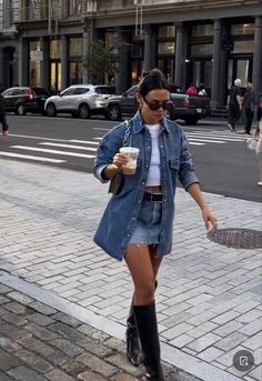 Denim Boots Outfit, Denim Mini Skirt Outfit, Outfit Botas, Ny Outfits, Denim Skirt Outfits, Nashville Outfits, All Jeans, Skirts With Boots, Drop Box