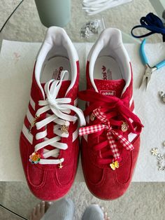 diy Crocs Accessories Ideas, Sneaker Decoration Ideas, Diy Sambas, Decorating Shoes, Diy Shoes Makeover, Shoe Customization Ideas, Styling Crocs