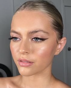 Makeup Wings, Cream Blushes, Winged Eyeliner Makeup, Bridal Make Up, Celebrity Makeup Looks, Classic Makeup, Formal Makeup, Liquid Blush