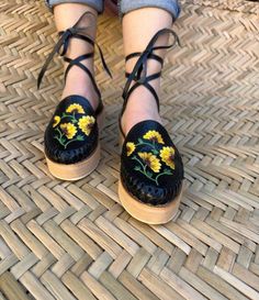 Nuevas Hermosas alpargatas bordadas , color negro bordado amarillo, estos hermosos huaraches lucen hermosos, el material es 100 % cuero Si usa la mitad de la talla, le recomendamos que baje la mitad de la talla. (Ej. Si usas 7.5 pide una talla 7) Las huaraches son 100% cuero y se estiran y moldean a tus pies después de algunos usos. Hermosos huaraches de alpargata, hecho a mano de cuero . Medidas, Talla 6 women/23 cm Mx Talla 7 women/ 24 cm Mx Talla 8 women / 25 cm Mx Talla 9 womens /26 cm Mx Ta Bohemian Wedge Sandals With Round Toe, Summer Open Toe Woven Sole Huaraches, Bohemian Leather Clogs For Summer, Summer Bohemian Leather Clogs, Bohemian Closed Toe Clogs For Summer, Spring Bohemian Clogs With Round Toe, Adjustable Leather Huaraches, Handmade Adjustable Huarache Sandals For Spring, Spring Festival Huarache Sandals With Round Toe