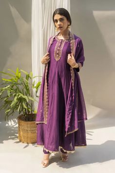 Buy - Dawn purple dahliya anarkali set | Elan Store Pink Dupatta, Basic Mehndi Designs, Dress Design Patterns, Organza Dupatta, Purple Silk, Fabric Silk, Kurta Set, Indian Design