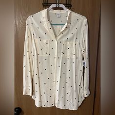 Old Navy Women’s Button Up Polka Dot Shirt. Never Worn, Still Has Tag. Size Large. Boyfriend Plaid Shirt, Button Up Shirt Womens, Dressy Shirts, Dot Shirt, Polka Dot Shirt, Navy Linen, Chambray Top, Pink And White Stripes, Womens Tie