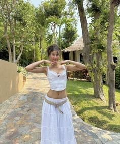 Hawaii Outfit Aesthetic, White Skirt Outfits, Summer Poses, Fest Outfits, Hawaii Outfits, Maxi Skirt Outfits, March 16, White Skirt, Mode Inspo