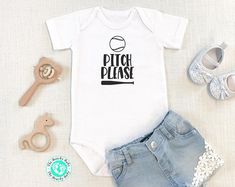 Funny baseball baby onesie  #pitchplease #baby #baseball #baseballonesie #softball #softballonesie #babyshower #babyshowergift #babygift #newborn #baseballbabyshower Softball Onesie, Field Football, Football Onesie, Football Girl