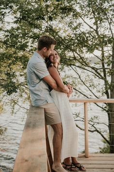 couple leaning on deck for sunset photos at cottage Couples Photos On Dock, Lake House Photoshoot, Lake Engagement Shoot, Dock Engagement Photos, Cottage Engagement Photos, Lake Dock Photoshoot, Lakeside Engagement Photos, Water Engagement Pictures, Family Lake Photo Shoot