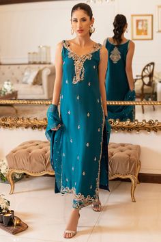 Explore affordable fashion pieces of Sunnia Manahil ranging from causal dresses to bridal dresses & everything in between to evoke elegance and admiration. 3d Hand Embroidery, Paisley Motifs, Pakistani Party Wear, Causal Dresses, 3d Hand, Beautiful Suit, Fancy Dress Design, Organza Dupatta, Teal Color