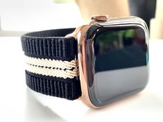 Elastische Apple-Armbänder - Diese Bänder werden von fröhlichen Menschen hergestellt, die Gutes für das größere Wohl aller tun. Du trägst ein fröhliches Doogle Band voller guter Vibes und glücklicher Gedanken. Wenn wir diese Bänder herstellen, denken wir an jeden einzelnen von euch..wünschen euch guten Willen auf eurem Weg und wir hoffen, dass unser Produkt euer Leben ein bisschen besser macht. „doOGle" auf und vorweg... Morgenröte Was hebt das Band von den Imitaten ab? Die Art, wie es mit dem A Joyful People, Gear S3 Frontier, Bracelet Apple Watch, Apple Watches, Band Fits, Pay It Forward, Greater Good, Fabric Tape, Beautiful Textures