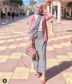 Pre spring hijab fashion looks – Just Trendy Girls Estilo Hijab, Parrot Green, Hooded Sweatshirt Dress, Modern Hijab Fashion, Nature Fashion, Spring Color Palette, Hijab Trends, Trendy Swimwear, Hijab Chic