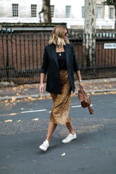 Leopard Print Skirt Outfit, Printed Skirt Outfit, Rok Outfit, Leopard Print Skirt, Blazer Outfit, Skirt And Sneakers