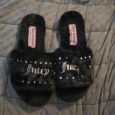 Nwot Juicy Couture Slippers Black Fluffy Slippers, Juicy Couture Slippers, Thrift Fits, Fur Loafers, Juicy Couture Shoes, Fluffy Slippers, Couture Shoes, Grey Leopard Print, Faux Fur Slippers