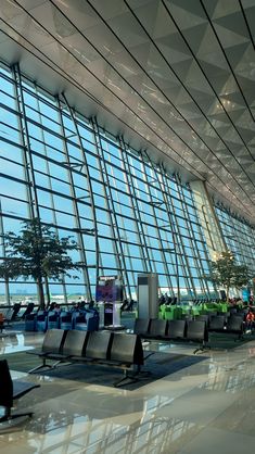 there are many chairs in the airport waiting for their passengers