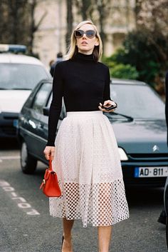 outfit ideas | outfit ideas for women | outfit ideas for work | chic | black | white | simple | classy | midi skirt | woman | brands | style | shoes | street style | street fashion | parisian | urban | new york | outfits Weekend Mode, Vanessa Jackman, Black And White Outfit, Looks Street Style, Fashion Weeks, A Skirt, White Skirt, Jeans Outfit