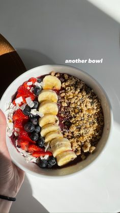 acai bowl topped with sliced strawberries, blueberries, sliced bananas, coconut flakes, cacao nibs, granold, chia seeds, and agave nectar Acai Bowls Recipe, Breakfast Smoothie Bowl, Smoothie Bowl Healthy, Healthy Vegan Breakfast, Makanan Diet, Smoothie Bowl Recipe, Healthy Lifestyle Food