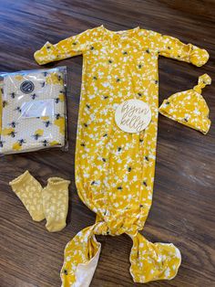 Custom Made baby knotted gown with baby flower design. Made with fold over mittens to prevent baby from scratches. Options are with hat or bow or only knotted sleeper and personalized bumble bee snuggle soft blanket with baby's name or without name. Snuggle fleece blanket is swaddle size at 26 inches by 36 inches and is double sided. Can be customized with baby's name if you would like. The blanket will be the yellow bumble bee not the honeycomb white one.  The sleeper is convenient for diaper changes as there are no buttons or zippers. Breathable, lightweight.  Premie, newborn, and 0-3 sizes available  Super soft polyester/cotton blend. Super buttery soft on baby's skin. The blanket is snuggle flannel Made in the USA in Anchorage,Alaska. I ship within 1-2 business days and ship first clas Baby Bath Items, Bee Blanket, Baby Bumble Bee, Newborn Swaddle Set, Bee Nursery, Newborn Gown, Baby Hospital, Baby Sleepers, Newborn Swaddle