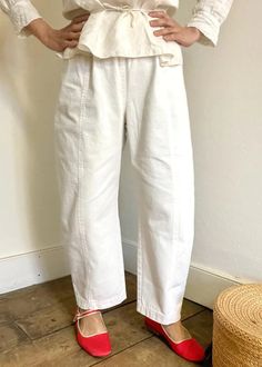 White ankle pant 100% cotton Medium weight cotton twill Back pockets SIZE NOTES Elastic waist can be stretched for another 4”-5” and still retains comfort Generous space in the hip and seat area Size XS fits US pant size 0-2Waist unstretched 26” Hip 41” Outseam 38” from natural waistSize S fits US pant size 4-6Waist un Pantalon Large, Pant Style, White Pants, Ankle Pants, Medium Weight, Summer Style, Fashion Pants, Industrial Style, Ankle Length