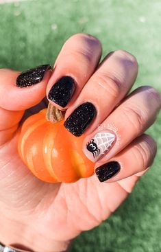 Halloween Short Nail Designs Simple, Cute Halloween Dip Nails, Cute Pumpkin Nail Designs, Halloween Dip Nails Ideas Black, Baddie Halloween Nails Short, Black And Purple Halloween Nails Short, Halloween Gel Nails Short Simple, Holloween Nails 2022 Short, Halloween Nails 2022 Short