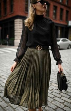 Pleated Skirt Outfit Ideas, Rok Midi, Metallic Midi Skirt, Green Pleated Skirt, Rok Outfit, Pleated Skirt Outfit, Skirt Diy, Black Mock Neck, Long Skirt Outfits