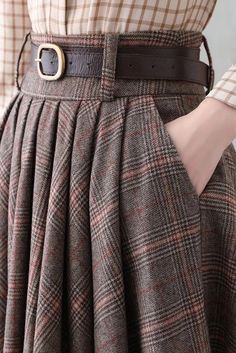 Plaid Winter Skirts, Wool Dresses Winter, Fall Midi Skirts, Vintage Plaid Skirt Outfit, Autumn Skirt Outfit Midi, Winter Skirts 2023, Midi Wool Skirt Outfit, Wool Outfits Woman, Vintage Womens Outfits