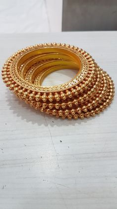 Gokhru Bangles Gold, Pearl Bangles Gold, Polki Bangles, Gold Jewelry Prom, Beautiful Bangles, Modern Gold Jewelry, Jewelry Set Design, Indian Jewellery Design Earrings