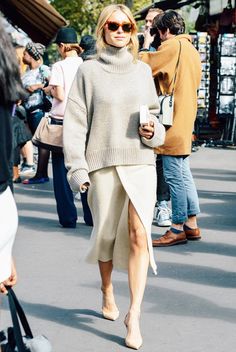 A high slit skirt lends a hint of skin with a baggy turtleneck sweater. // #StreetStyle Walking Down The Street, Simple Fall Outfits, Beige Outfit, Pullover Outfit, Belt Bags, Slouchy Beanie