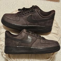 Rare And Out Of Stock Nike Air Force 1 Velvet Brown Sneaker Employing A Smooth, Stylish “Velvet Brown” Nubuck As Opposed To Its Typical All-Leather Build, The Faded Panels And Overlays Of The Upper In Addition To Its Nylon Lining And The Entirety Of The Sole Unit Underfoot Render The Darkened Ensemble Silhouette. Premium Embellishments, Brown Wax Laces Lay Atop Its Debossed Leather Tongue. These Stylish Air Force 1's Will Add A Stylish, Elegant Yet Slick Kicks Will Give Your Wardrobe That Street Nike Suede Custom Sneakers With Cushioned Footbed, Nike Brown, Rare Nikes, Force One, Sole Sneakers, Mocha Brown, Brown Sneakers, Sneaker Collection, Nike Air Force 1