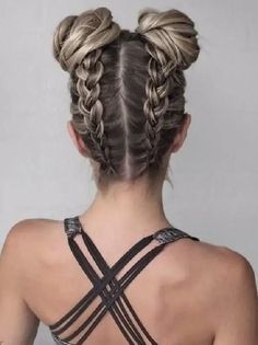 This hairstyle is a great alternative to the festival-favorite space buns! It involves braiding your Dutch braids upside down and turning the ends into two adorable space buns on the top of your head! Gorgeous Braids, Peinados Fáciles Para Cabello Corto, Trendy Hairstyles, Hair Hacks, Hair Goals, Hair Trends, Hair Lengths, Hair Tutorial