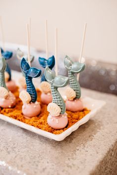 there are some little seahorses on top of the dessert plate with marshmallows