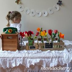 A felt flower shop!!!! Sunflower Montessori, Playgroup Ideas, Play Bakery, Learning Corner, Store Inspiration