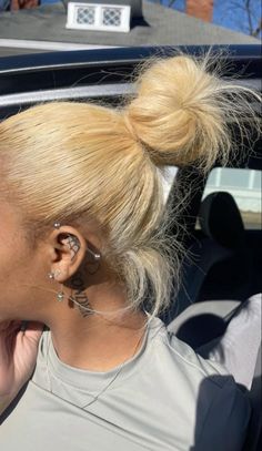 Natural Hair Dye Colors For Black Women, Blonde Hair Dye Ideas Black Women, Blonde Hair Black Women Natural, Natural Hair Color For Black Women, Honey Blonde Natural Hair, Dyed Hair Inspiration, Dyed Natural Hair, Industrial Piercing, Natural Curls Hairstyles