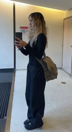 Winter Outfit Curly Hair, Long Black Shirt Outfit, Black Air Force 1 Outfit Women, Black Af1 Outfit, Barista Fits, Black Air Force 1 Outfit, Air Force One Outfit, Skater Clothes, Shirt Over Hoodie Outfit