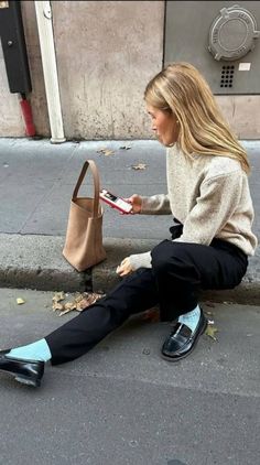 Loafer Outfits Women, Loafers Street Style, Courtney Grow, How To Style Loafers, Penny Loafers Outfit, Loafers For Women Outfit, Loafer Outfits, Loafers With Socks