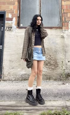 Clairo Inspired Outfits, Outfit With Docs, Alternative Fall Outfits, Summer Punk Outfits, Fall Outfits For Hot Weather, Thrifted Outfits Summer, Girly Street Style, Cinema Outfits, End Of Summer Outfits