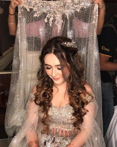 Engagement Hairstyle, Hair Styls, Cocktail Outfits, Lehenga Hairstyles, Hairstyles For Gowns, Pakistani Brides