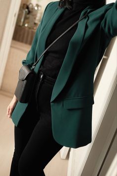 Hunter Green And Black Outfit, Forest Green Blazer Outfits For Women, Styling Green Blazer Women, Green Suit Jacket Women Outfit, Emerald Green Blazer Outfits For Women, Green Blazer Outfits For Women Work, Green Work Outfits Women, Green Accent Outfits, Forest Green Blazer Outfit