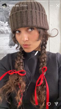 Hair Ideas With Beanies, Hair Styles Beanie, Beanie Long Hair Styles, Beanie Hairstyles Medium Length, Beanie Long Hair, Hairstyle For Beanies Winter, Cozy Hairstyles Casual, Hats For Curly Hair, Hairstyles With A Beanie Winter