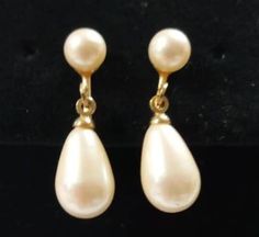 Vintage Marvella Screwback Faux Pearl Earrings. Classic Simplicity. 50s Pearl Earrings, 50s Jewelry, 1960s Jewelry, Earrings Classic, Faux Pearl Earrings, Screw Back Earrings, Pearl Drop, Faux Pearl, Derby