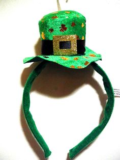 ST PATRICK'S DAY MINI TOP HAT... A GREAT & EASY WAY TO CELEBRATE THE PROUD ST PATRICK'S DAY HOLIDAY..FITS MOST YOUNG CHILDREN TO ADULT... HAT ITSELF IS APPROX. 3.25''X3.75''..w/HEADBAND TOTAL LENGTH IS 7.25''..PERFECT SIZE... PERFECT FOR ANY ST PATRICK'S DAY BASH OR PARADE..WEAR IT TO THE OFFICE & GREAT AS AN ACCESSORY FOR AN IRISH THEMED COSTUME... GET YOURS NOW AND SHOW YOUR ST PATRICK'S DAY SPIRIT... HAPPY ST PATRICK'S DAY... DISCOUNTED SHIPPING..FIRST CLASS..ONLY $3.25... Adjustable Green Novelty Costume Hat, Adjustable Green Costume Hats And Headpieces As Gift, Green Novelty Hat For Gift, Green Novelty Hat As A Gift, Green Novelty Hat As Gift, Adjustable Green Hats As Gifts, Adjustable Green Hat For Gift, Adjustable Green Hat As A Gift, Adjustable Green Hat As Gift